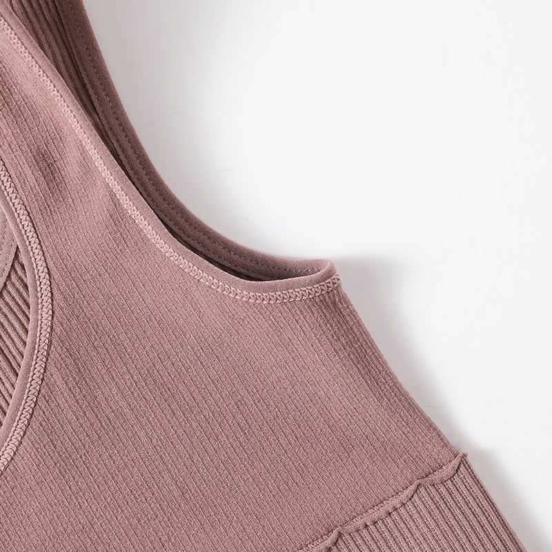 Seamless Scoop Neck Tank Top: Sexy, Comfy & Versatile