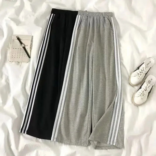 Sporty Chic: Women's Oversized Wide Leg Sweatpants With Pockets