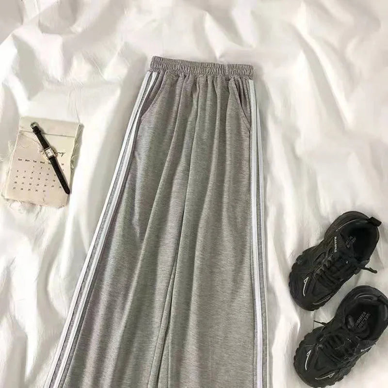 Sporty Chic: Women's Oversized Wide Leg Sweatpants With Pockets