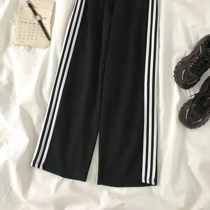 Sporty Chic: Women's Oversized Wide Leg Sweatpants With Pockets